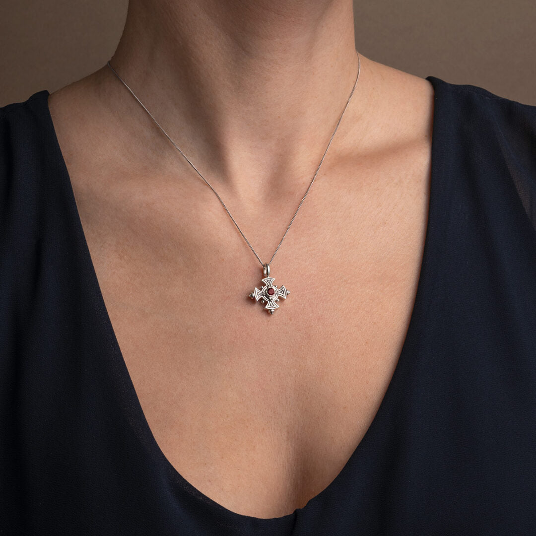 Gerochristo – Cross in 925 Sterling Silver with Garnet